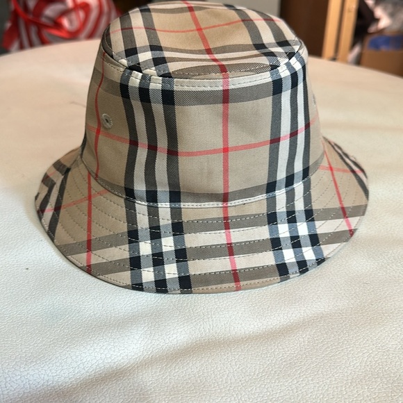 Toddlers burberry bucket hat 12-18 months - Picture 2 of 7